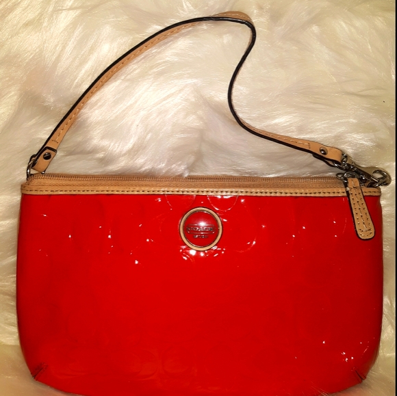 L@@K- Rare~COACH "Peyton" Large Striking Red Signature Embossed Leather Wristlet - Picture 2 of 16